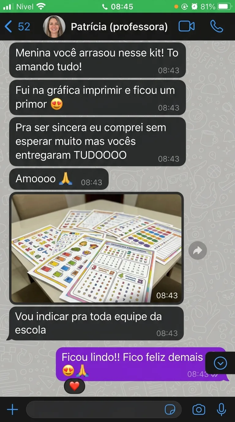 Patrícia comentando sobre o material impresso